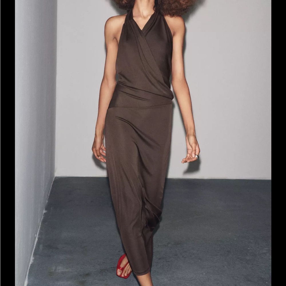 Zara Brand New Size L
Flowy neck pleated Dress